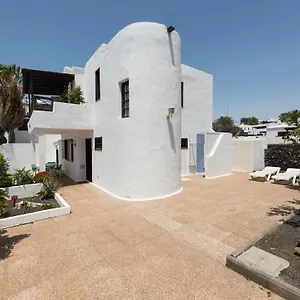 2br Beach House - Solarium & Shower Terrace - 13 Puerto del Carmen (Lanzarote)