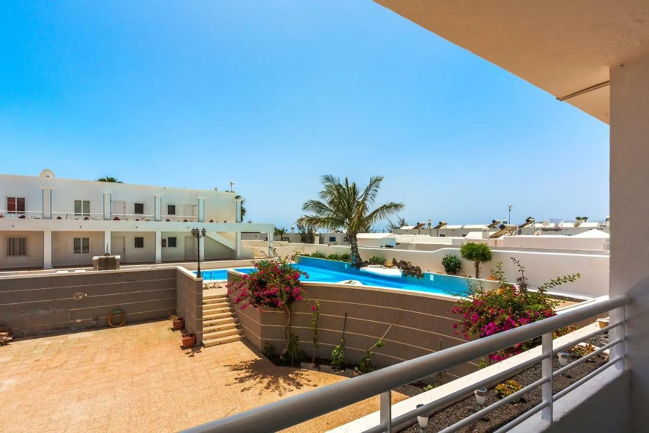 Pearl Daire Puerto del Carmen