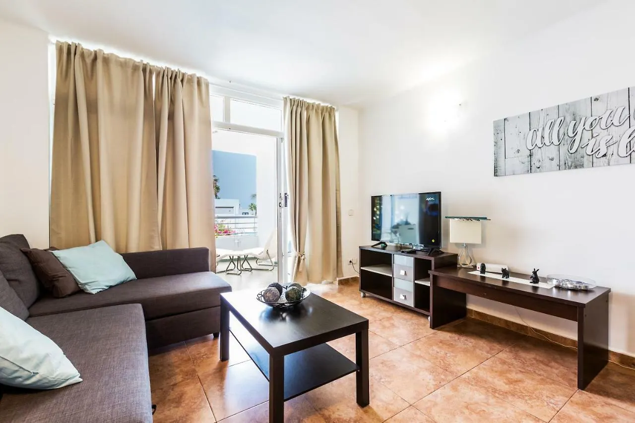 Pearl Daire Puerto del Carmen