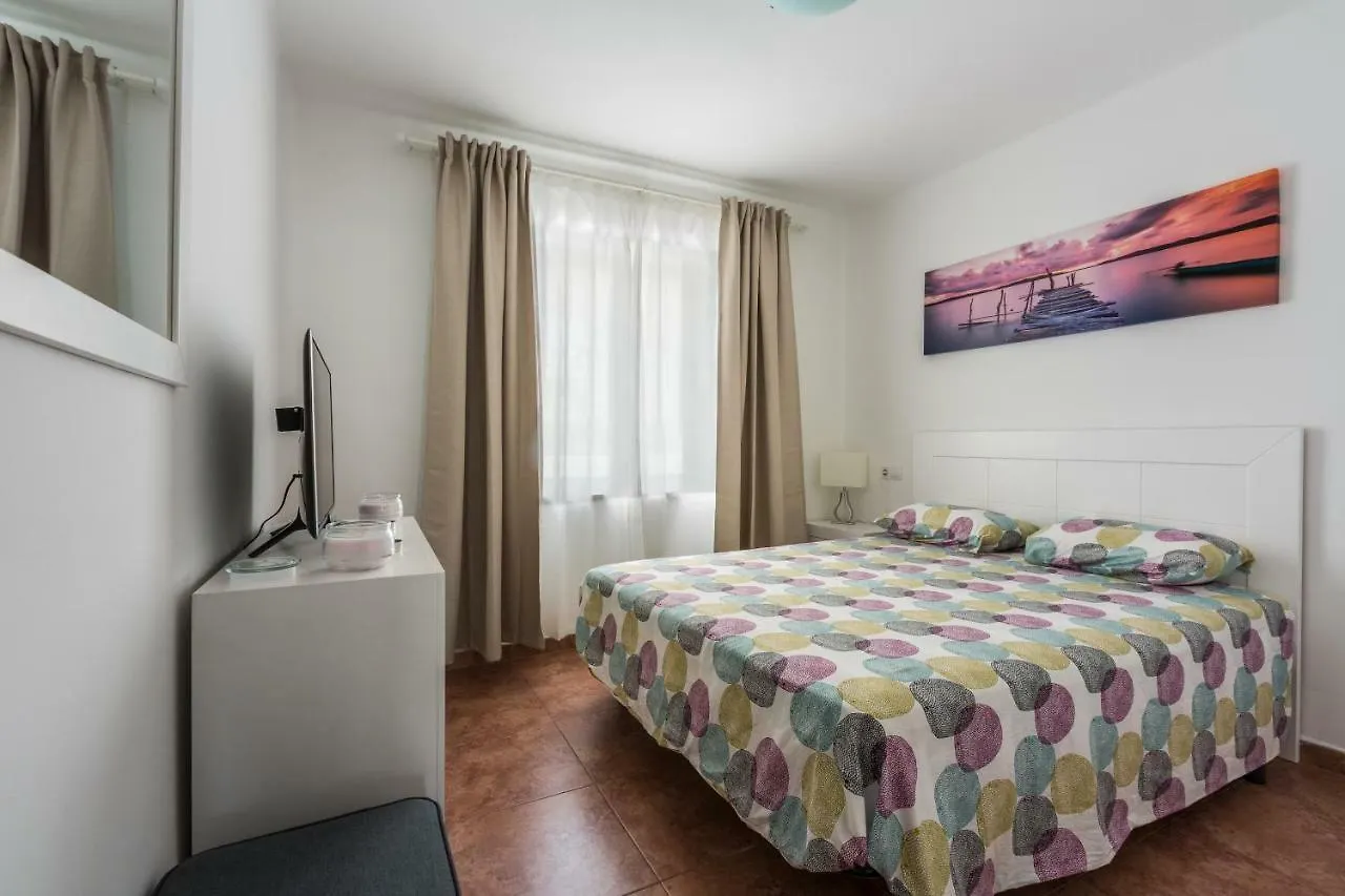 Pearl Daire Puerto del Carmen